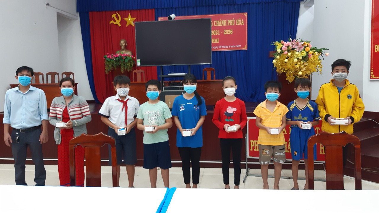 TRƯỜNG THCS CHÁNH PHÚ HOÀ TRAO THIẾT BỊ HỌC TẬP CHO HỌC SINH CÓ HOÀN CẢNH KHÓ KHĂN