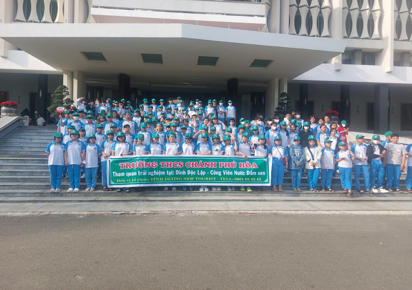 CHUYẾN ĐI VỀ NGUỒN TẠI KHU DI TÍCH LỊCH SỬ DINH ĐỘC LẬP VÀ HỌC TẬP TRẢI NGHIỆM THỰC TẾ Ở KHU DU LỊCH ĐẦM SEN.